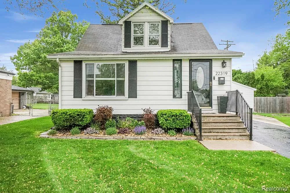 22319 Violet St photo 1