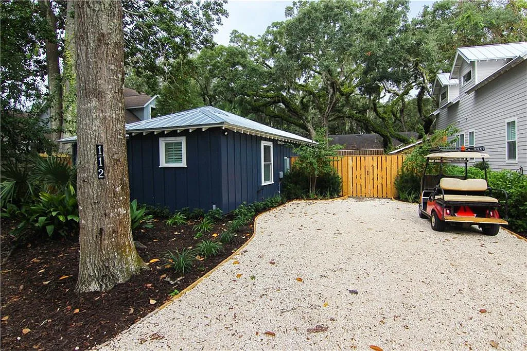 2 bed, 2.0 bath, 810 sqft, $5,160 — Photo 1