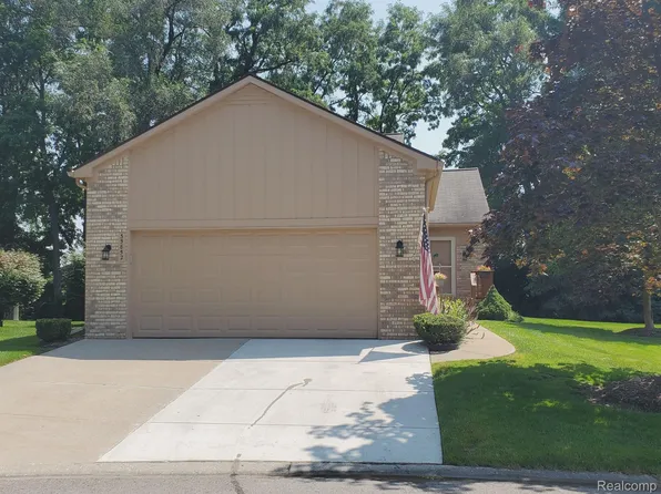 35852 Lone Pine Ln, Farmington, MI 48335