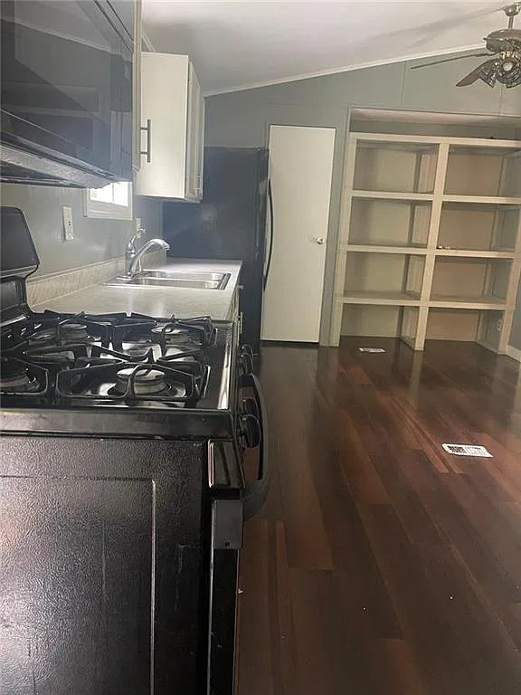 3 bed, 2.0 bath, 1200 sqft, $2,000 — Photo 4