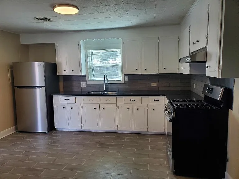 606 Maple St — Photo 4