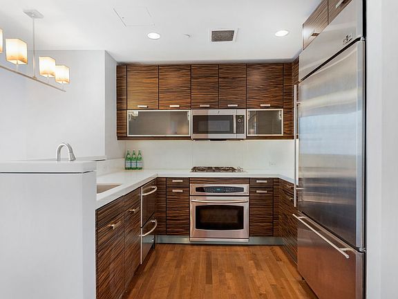 3rd image of 225 E 34th St Penthouse D
