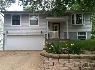 2203 Autumn Dr, Pekin, IL 61554