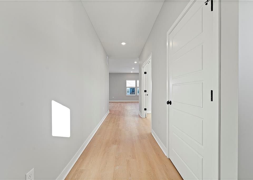 2nd image of 505 SW Amara Dr