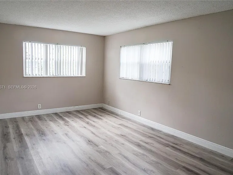 4240 Woodside Dr — Photo 10