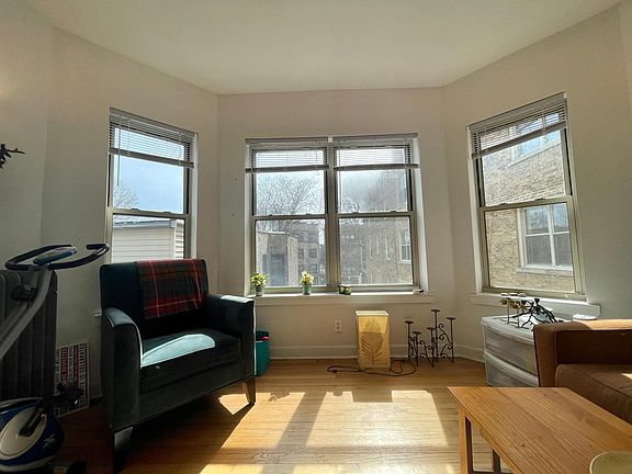 3rd image of 1446 W Winnemac Ave APT 2A