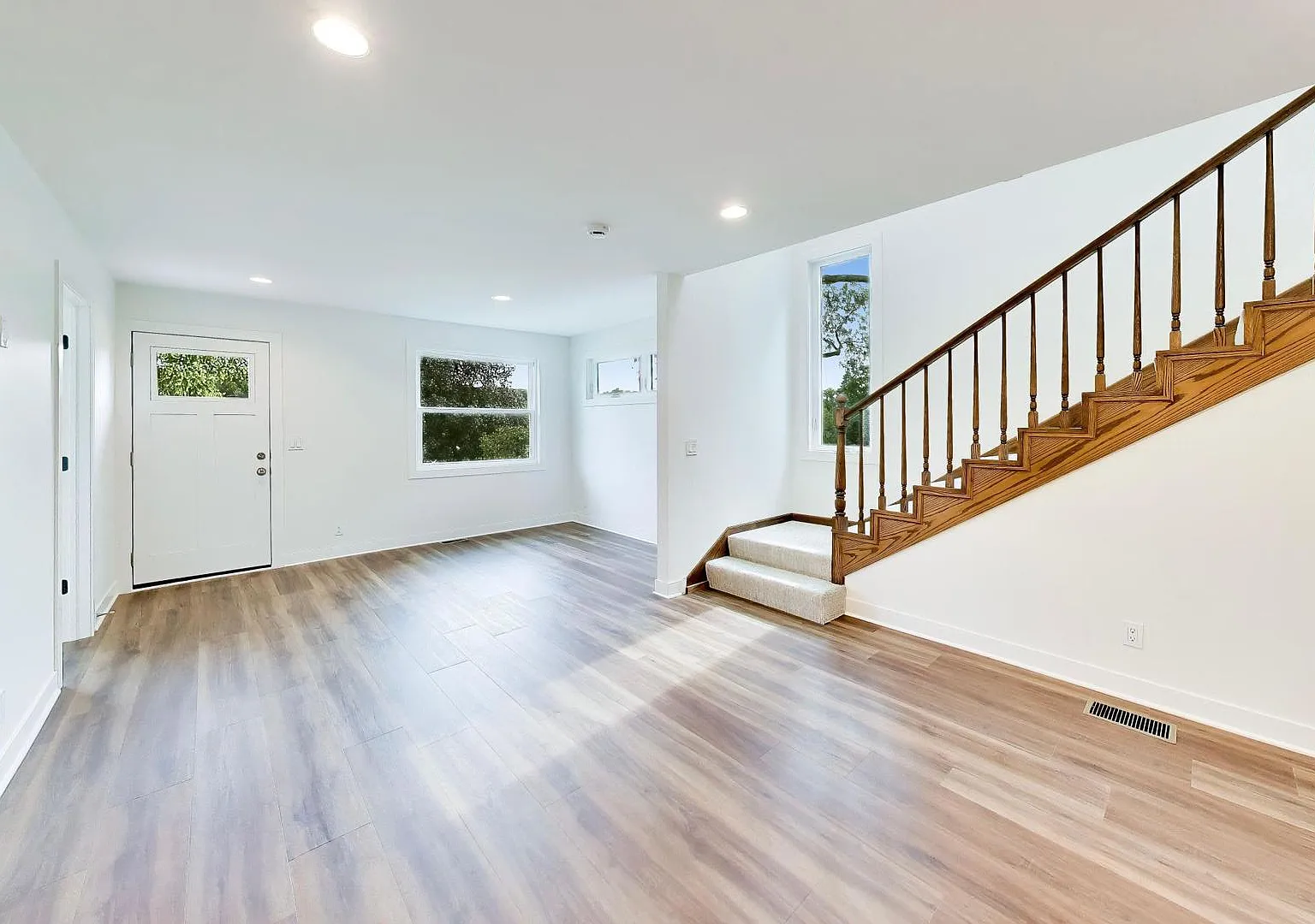 4 bed, 2.5 bath, 2900 sqft, $3,500 — Photo 3