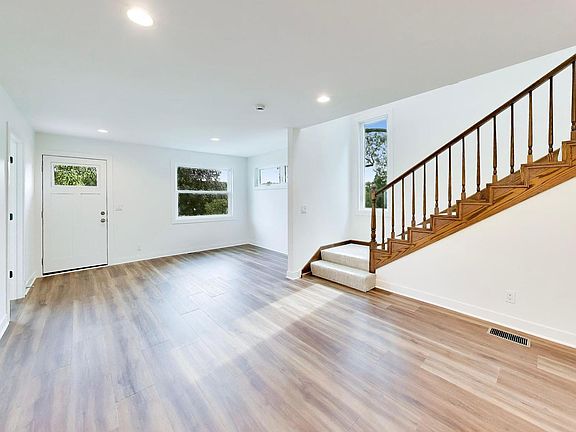 3rd image of 1444 Seminole Rd
