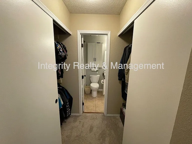 475 Chiswick Cir — Photo 32