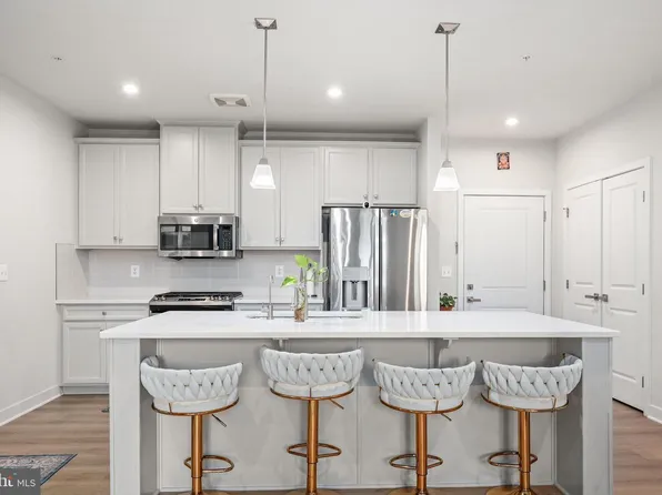 4395 Peach Lily Ln Unit 311, Chantilly, VA 20151