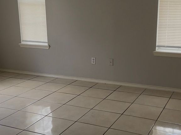 3rd image of 1105 Lexington Cir #1