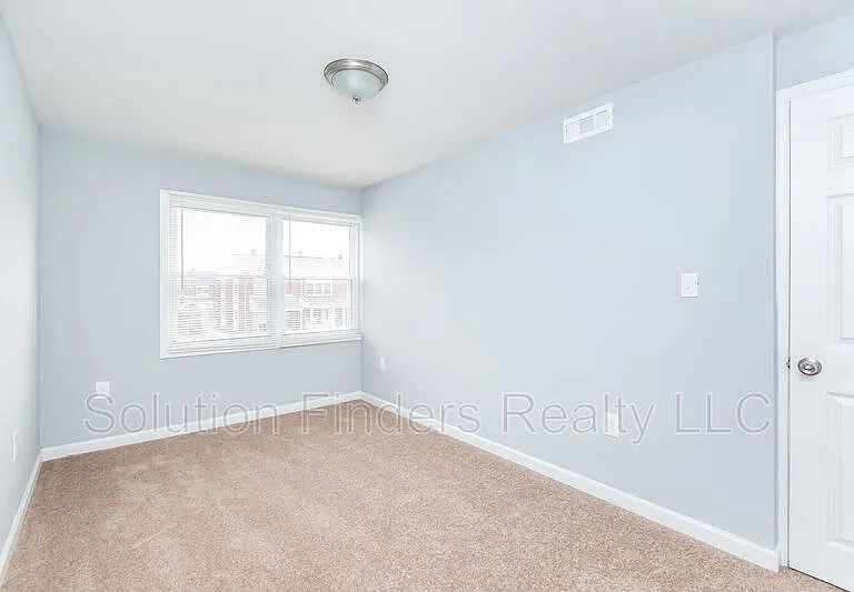 2032 Kelmore Rd — Photo 7