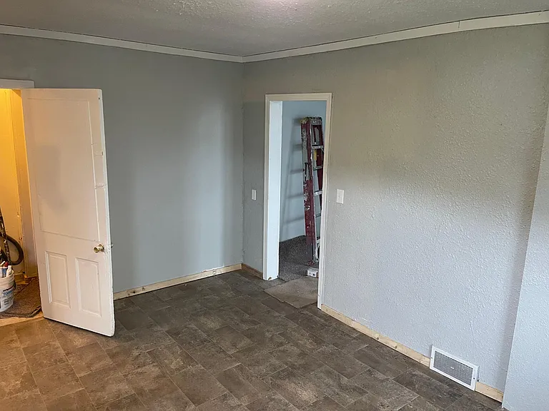 1136 Main St — Photo 4