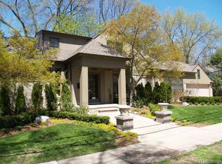 8926 Lincoln Dr, Huntington Woods, MI 48070