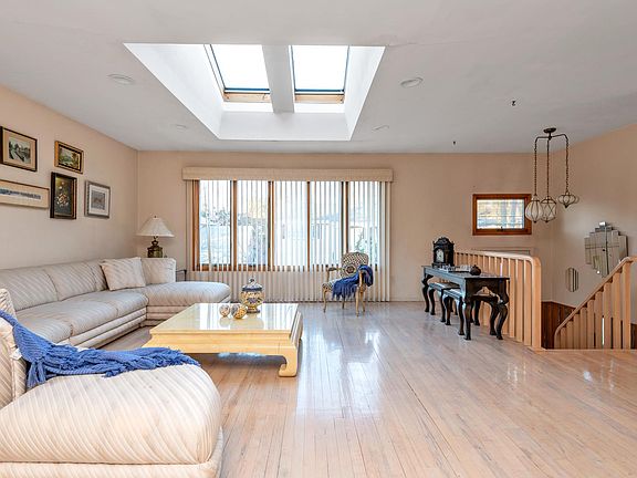 4th image of 28 Seaview Ln