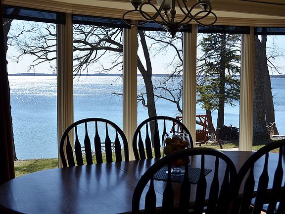 Beautiful lake view from dining area : Beautiful lake views from dining area