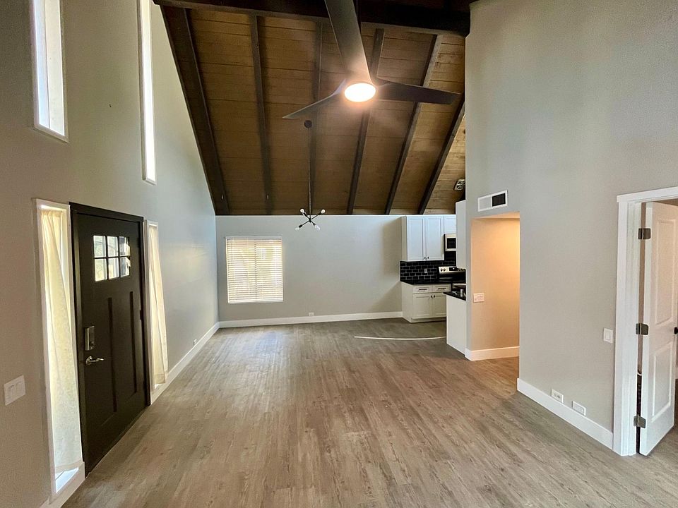 Vaulted ceilings, large great room