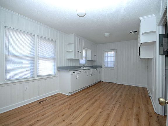 3rd image of 806 Devereaux St