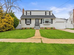 20 Kensington Ave, Massapequa, NY 11758
