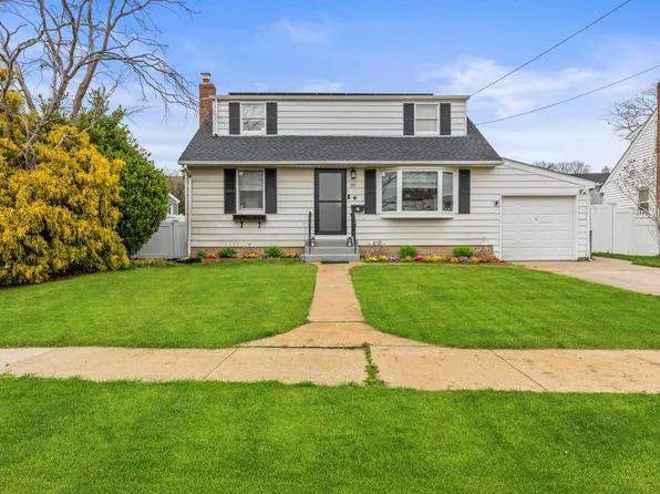20 Kensington Avenue, Massapequa, NY 11758