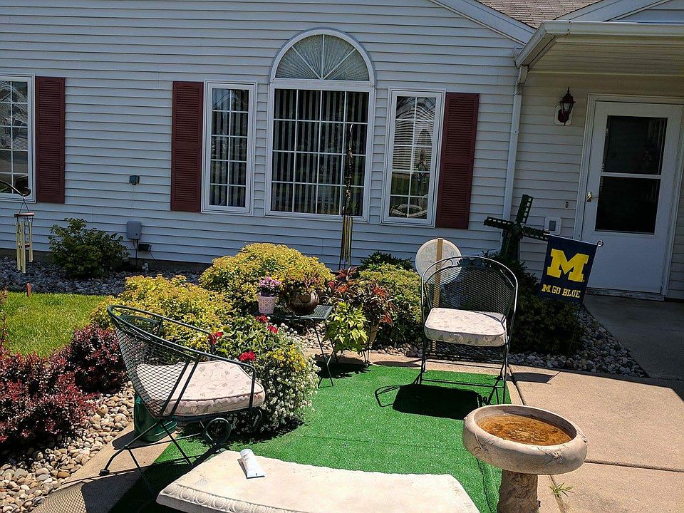 Spacious front patio