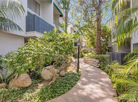 18645 Hatteras St, Tarzana, CA