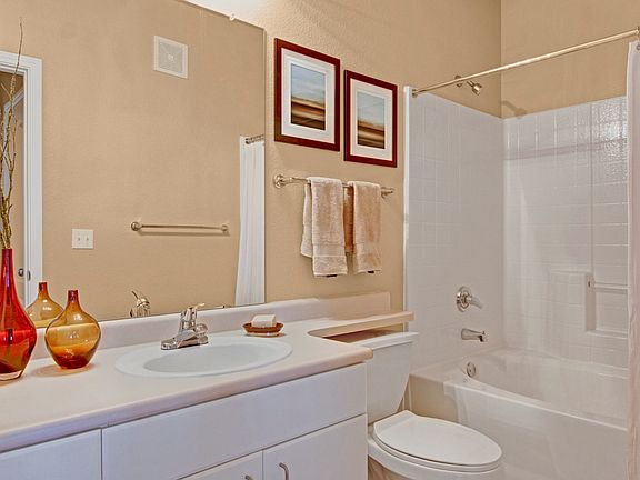Stoneleigh Large Bathroom with Bathtub