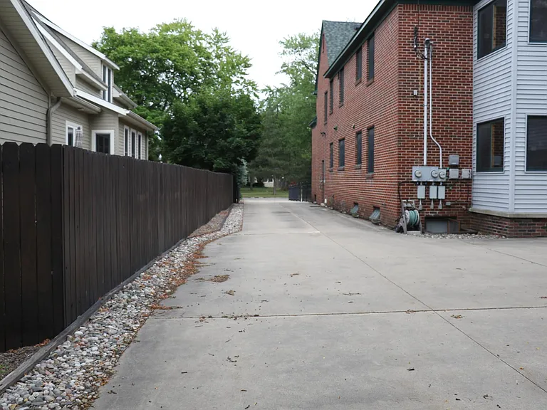 221 Green Ave #2 — Photo 21