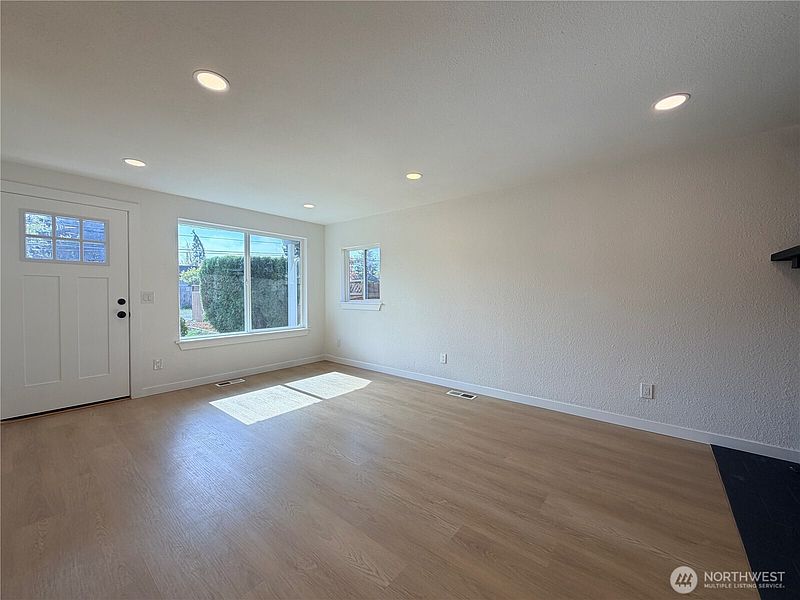 5th image of 209 E 65th Street