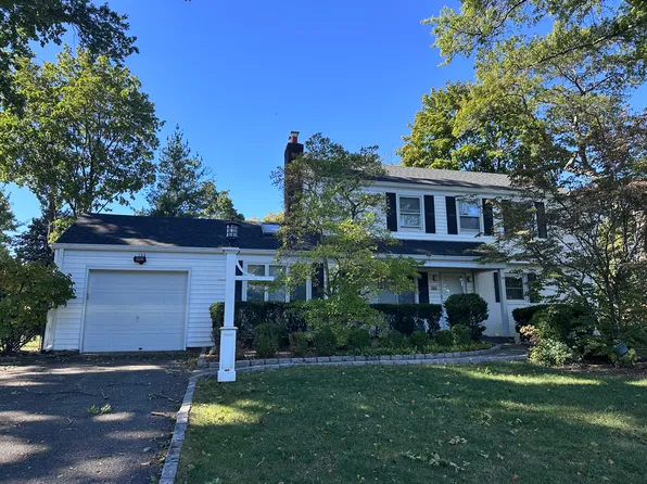 389 Andrews Rd, Williston Park, NY 11596