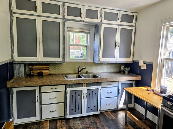5th image of 1118 E Racine St