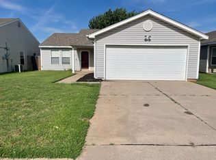 917 Edinburg Dr, Yukon, OK 73099