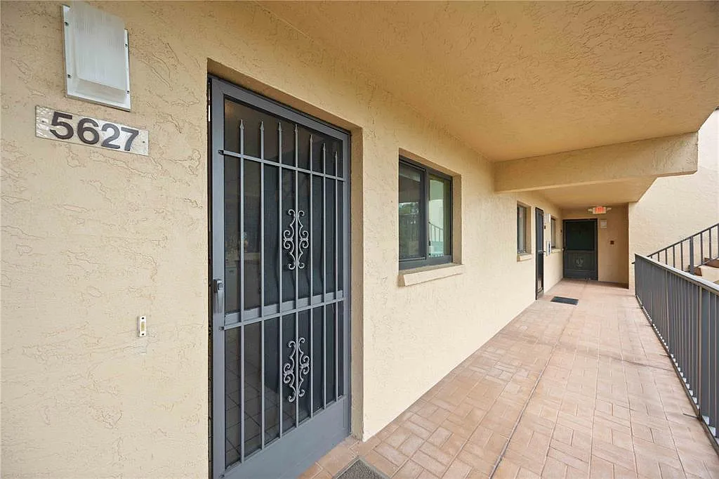 2 bed, 2.0 bath, 1232 sqft, $3,800 — Photo 2