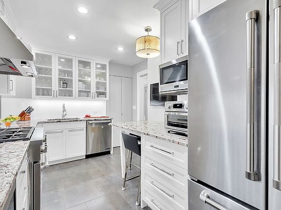 5th image of 215 W 91st St APT 33