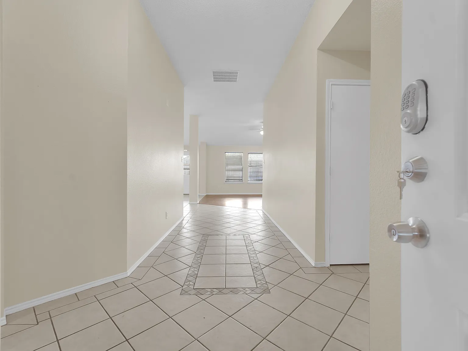 3 bed, 1598 sqft, $2,149 — Photo 3