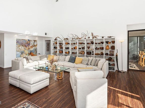 5th image of 814 S Amherst Ave #301