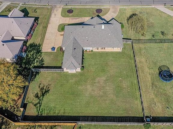 5th image of 9965 Burgundy Oaks Dr