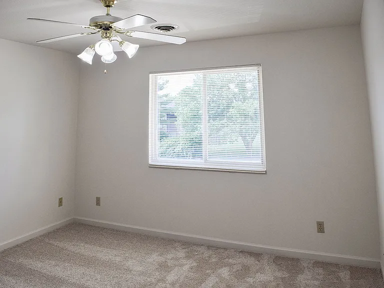 806-910 Hartwell Dr — Photo 12