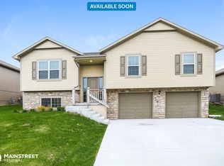 1303 NW Hilltop Ln, Grain Valley, MO 64029
