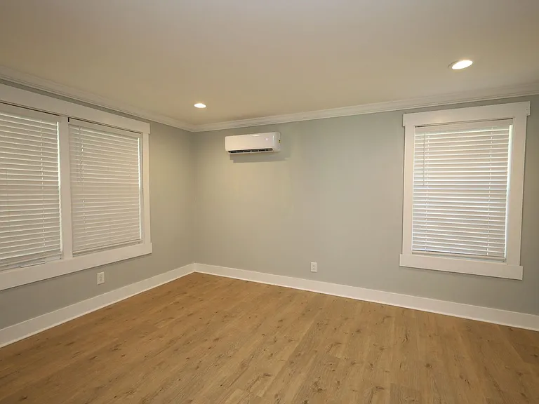308 E Jane St — Photo 14