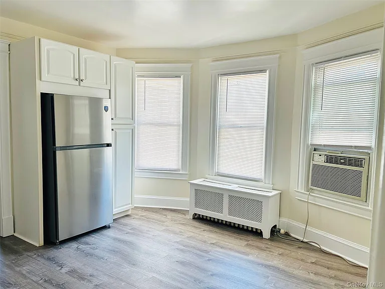 46 Totten Pl — Photo 2