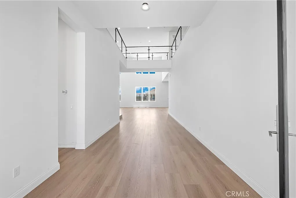 5 bed, 5.5 bath, 5080 sqft, $11,600 — Photo 3