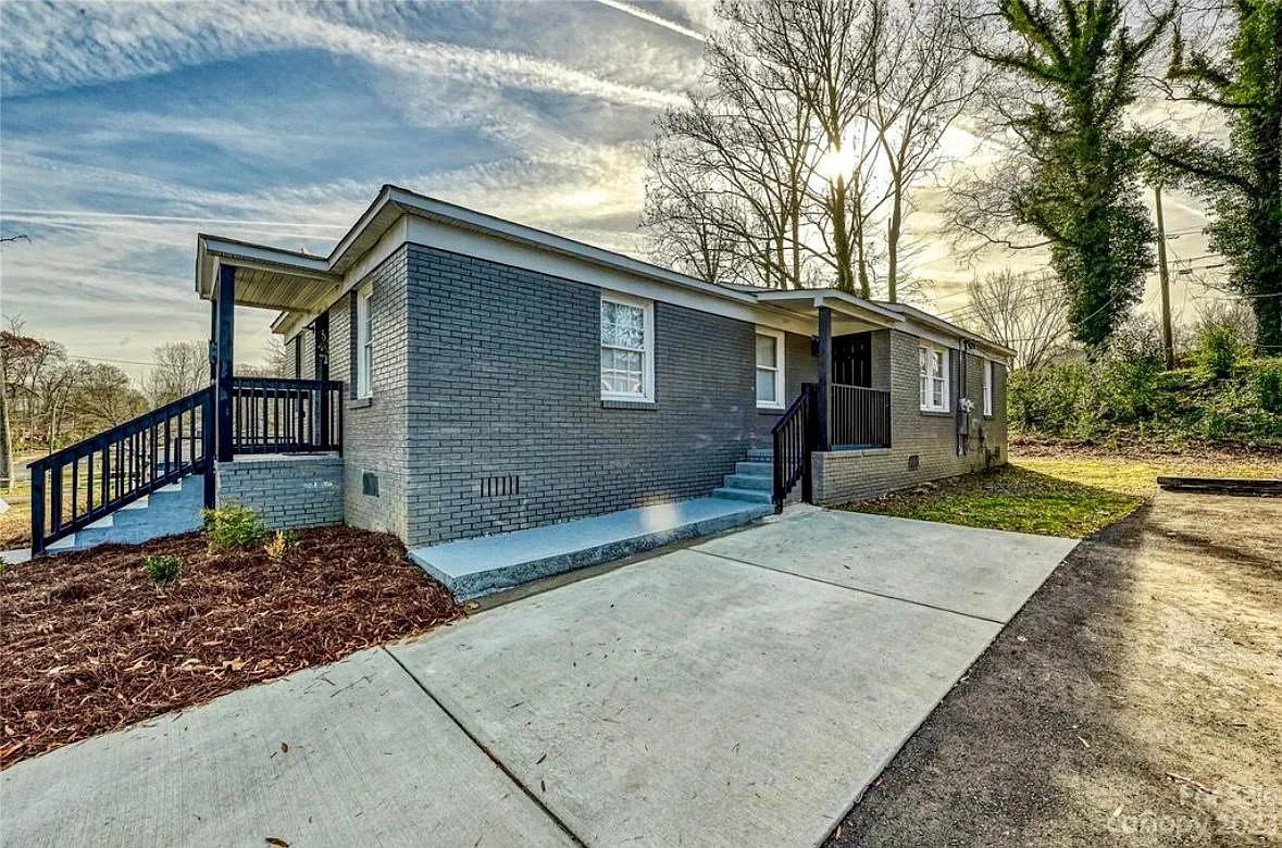 1025 McArthur Ave — Photo 3