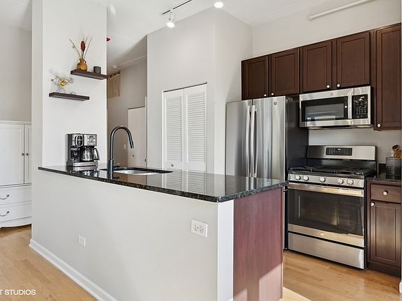 4th image of 1122 W Catalpa Ave APT 507