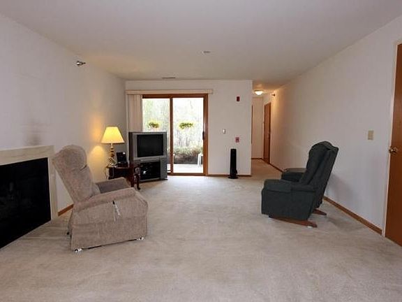 5th image of 924 Oconomowoc Pkwy