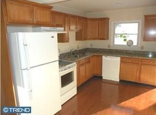 2 Goldenridge Dr, Levittown, PA 19057