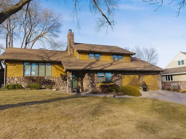 9 Centennial Ln, Kearney, NE 68845