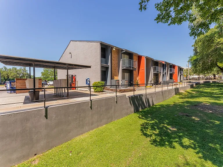 South Crest Apartments: All Bills Paid -Dazzling Dallas Apartments in Quiet Area! — Photo 114