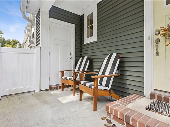 5th image of 610 Promenade Ln