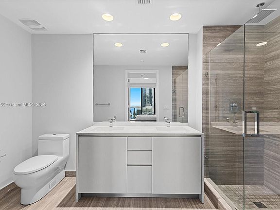 3rd image of 1010 Brickell Ave Unit 1602